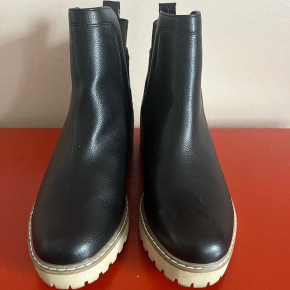 DV by Dolce Vita Rielle Black Ankle Booties in excellent condition. - Picture 2 of 8